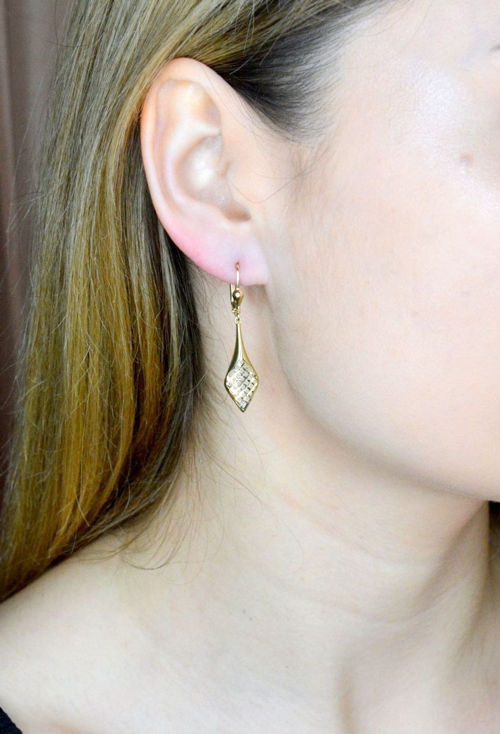 Złote kolczyki 585 wiszące ażurowy wzór KL 8524 585. Złote kolczyki wykonane z najwyższej jakości żółtego złota, próba 585, waga około 2,30 gram. Kolczyki w minimalistycznym stylu, wpisujące się w obecne trendy modowe..jpg